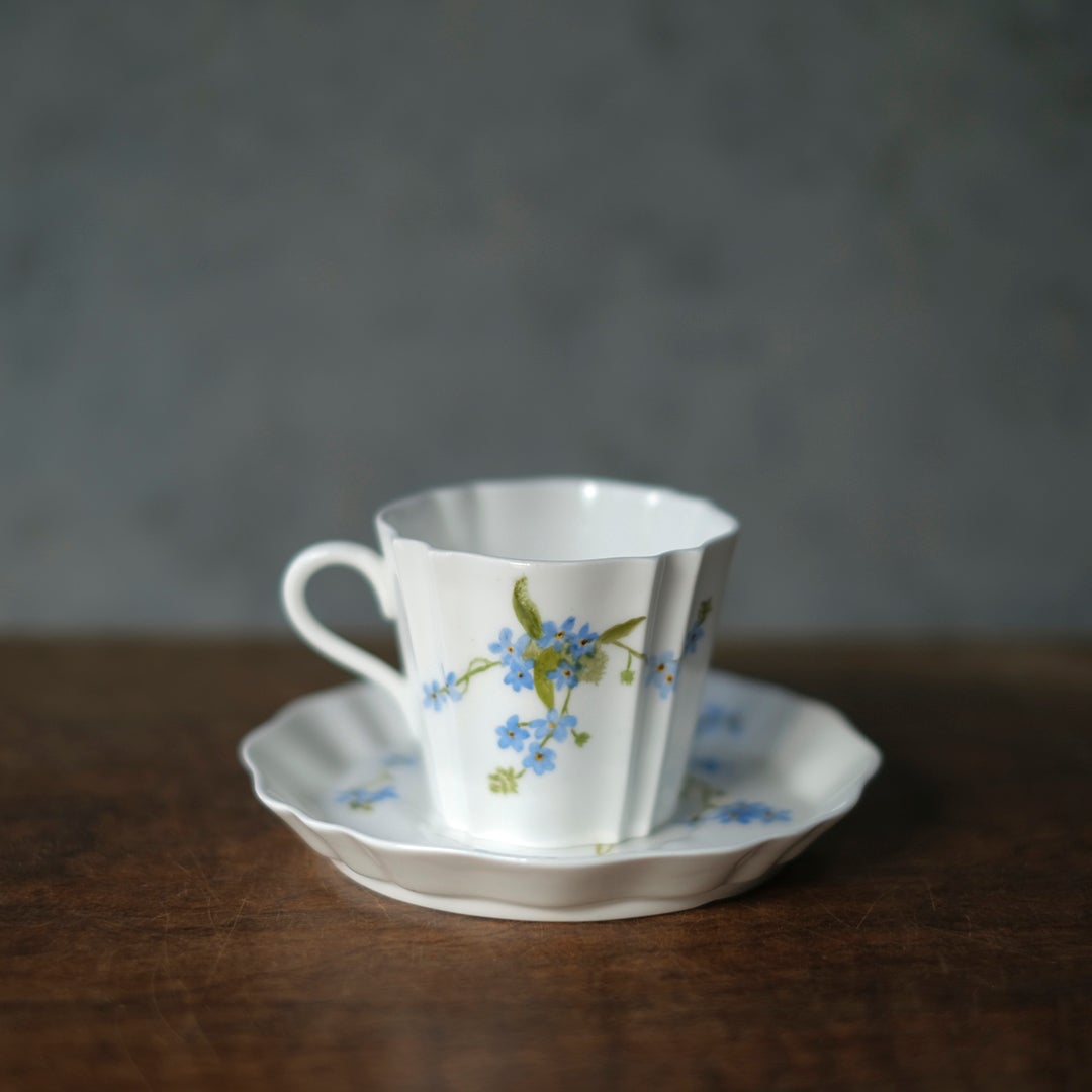 アンティーク ウェッジウッド カップ＆ソーサー ワスレナグサ柄 正面からのスタイリング写真
