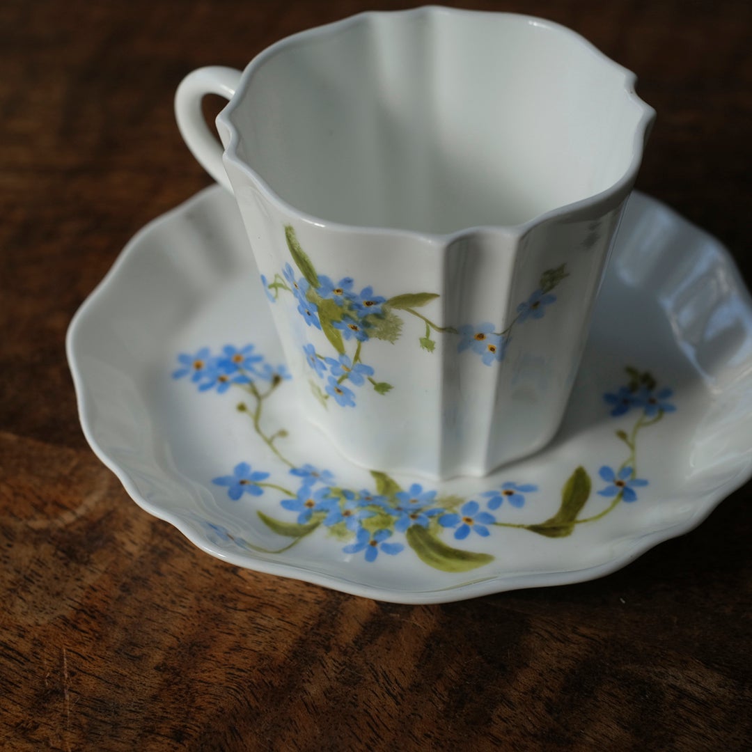 アンティーク ウェッジウッド カップ＆ソーサー ワスレナグサ柄 斜め上からの俯瞰アングル