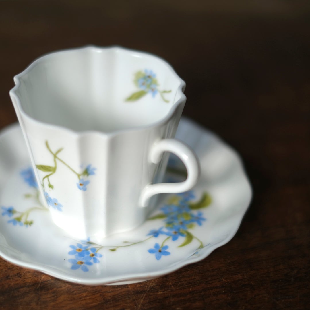 アンティーク ウェッジウッド カップ＆ソーサー ワスレナグサ柄 ハンドル側からのアングル