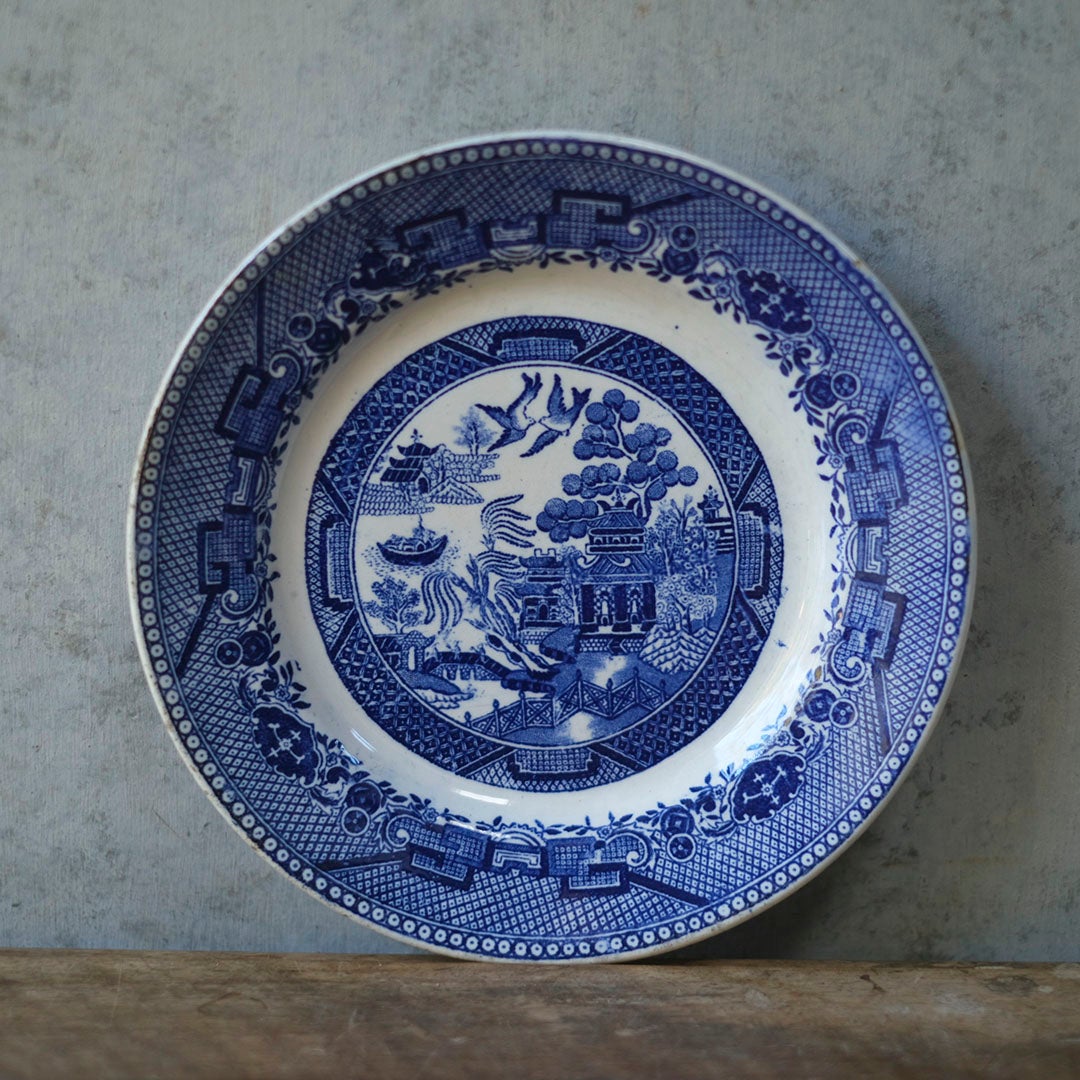 アンティーク ジアン ブルーウィロー プレート グレー背景に立てかけた正面全体像