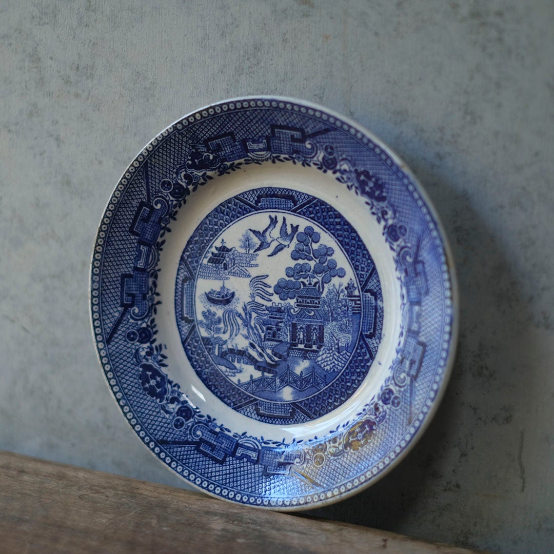 アンティーク ジアン ブルーウィロー プレート グレー背景に立てかけた斜め俯瞰アングル