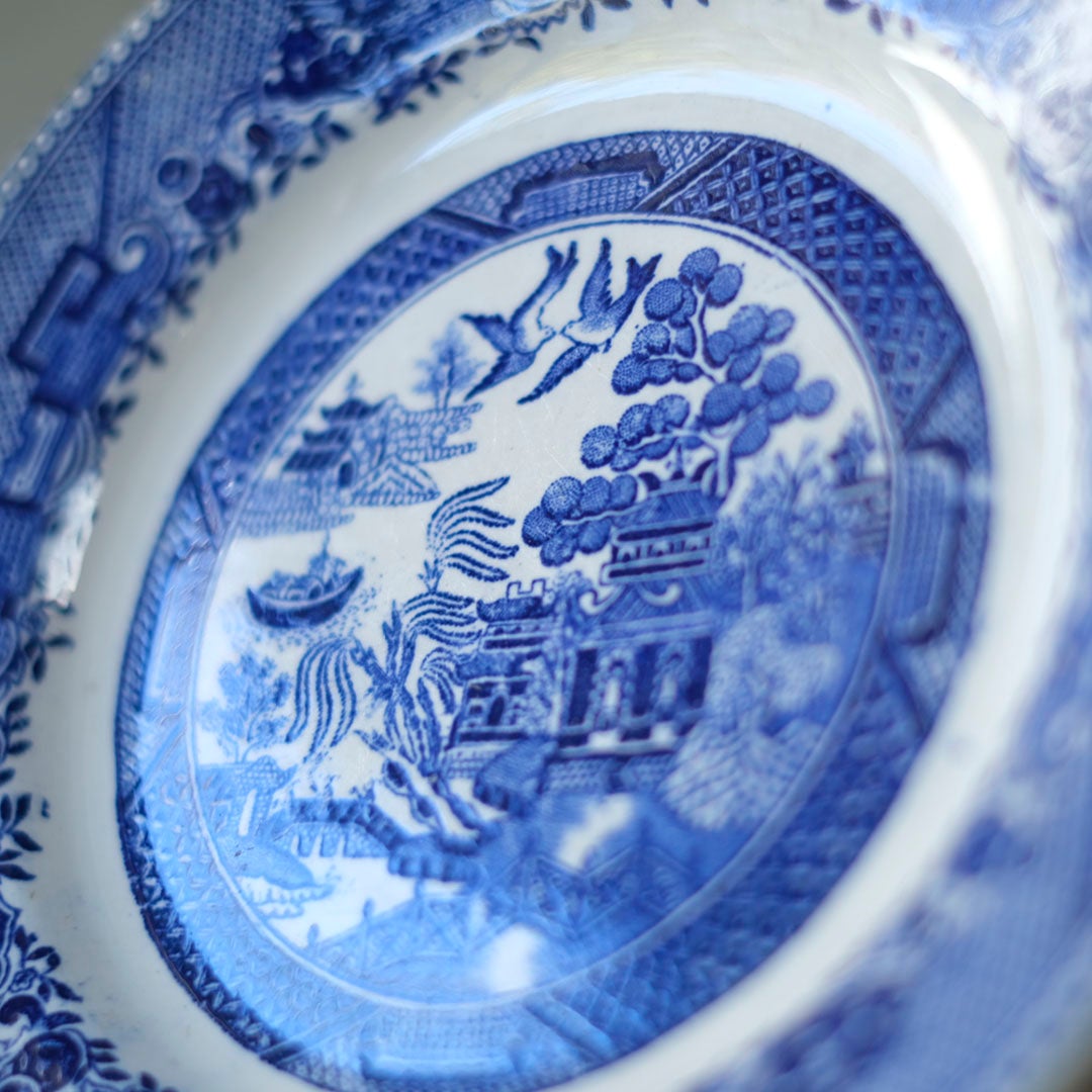 アンティーク ジアン ブルーウィロー プレート 中央の東洋風景文様（柳・橋・鳥・東屋）のクローズアップ