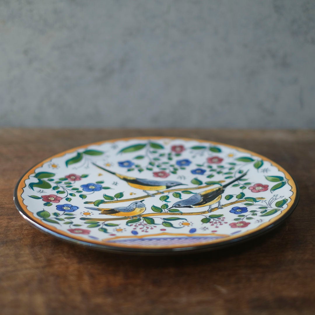 スペイン アンティーク手描き飾り皿 鳥と花の多色絵付け テーブルに置いた横からのアングル 厚みのわかる写真