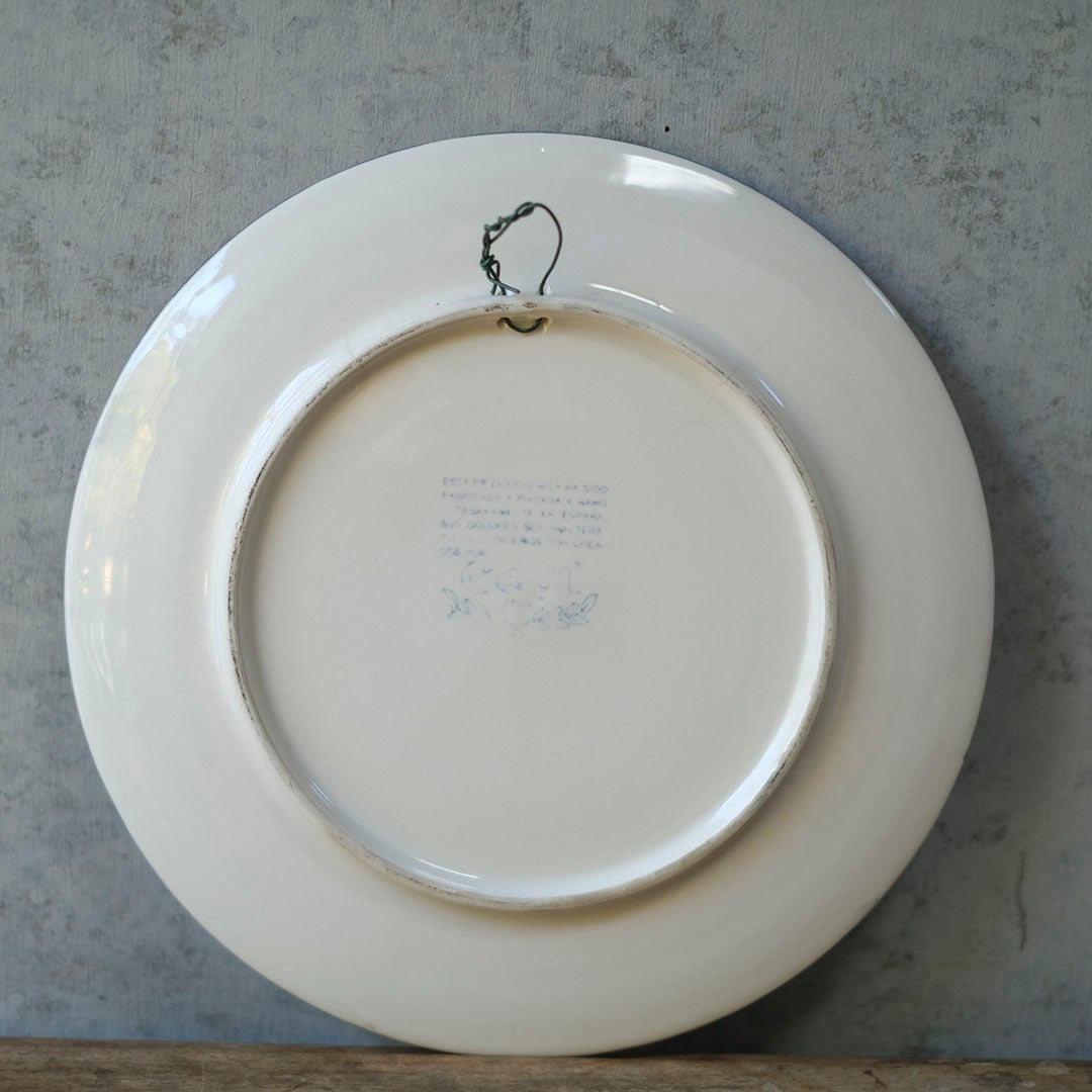 スペイン アンティーク手描き飾り皿 裏面全体像 壁掛けワイヤーとバックスタンプの確認写真