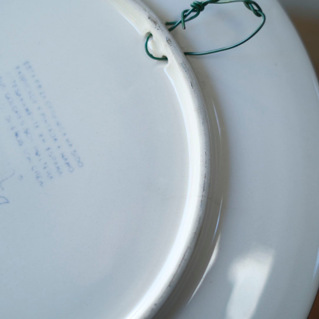 スペイン アンティーク手描き飾り皿 裏面 壁掛けワイヤー取り付け部分のクローズアップ