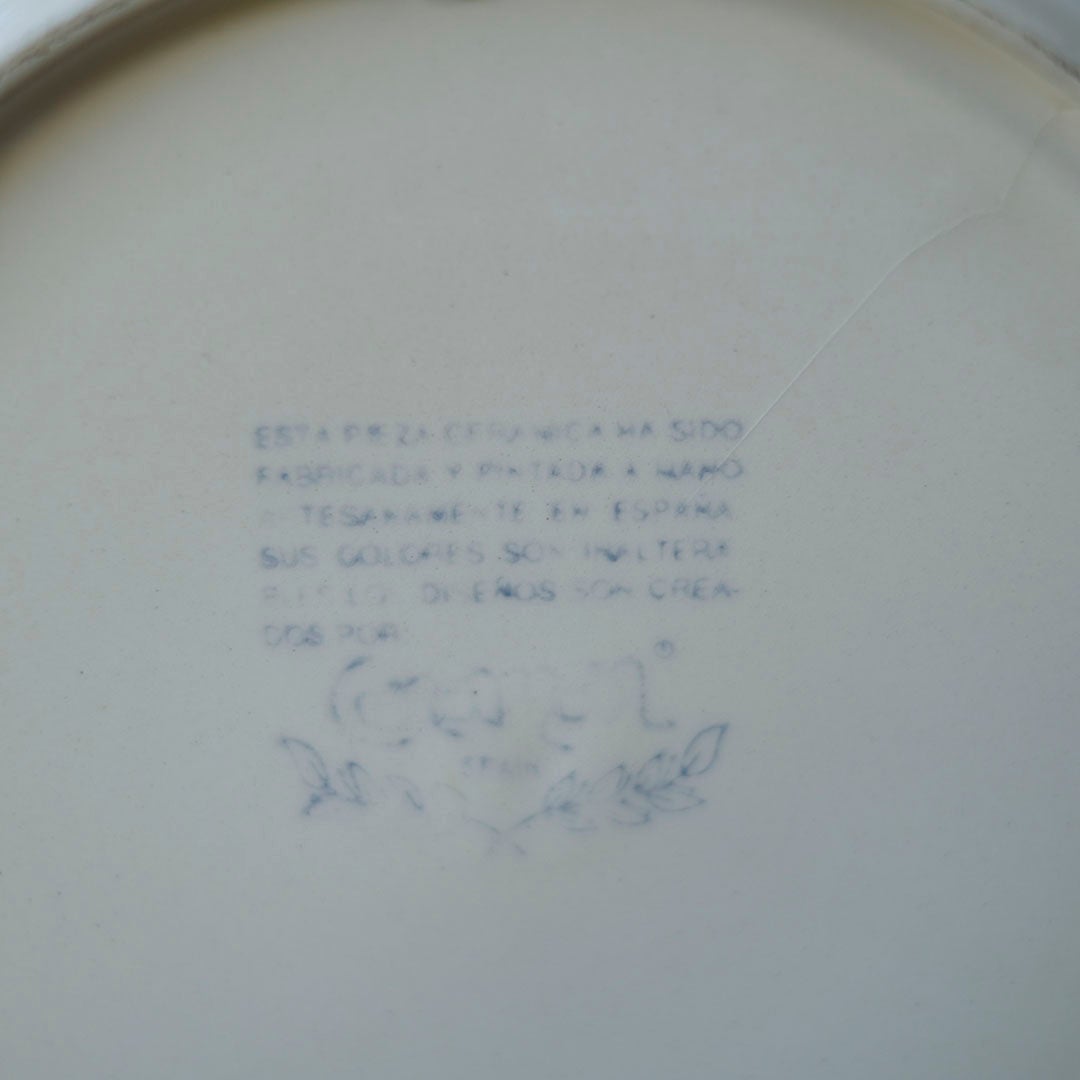 スペイン アンティーク手描き飾り皿 裏面バックスタンプ スペイン語手描き証明文字のクローズアップ