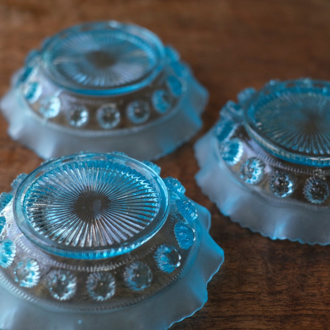 アンティーク アイスブルー プレスガラス デザートボウル レースクロスとガラスコンポートを背景にしたスタイリング写真