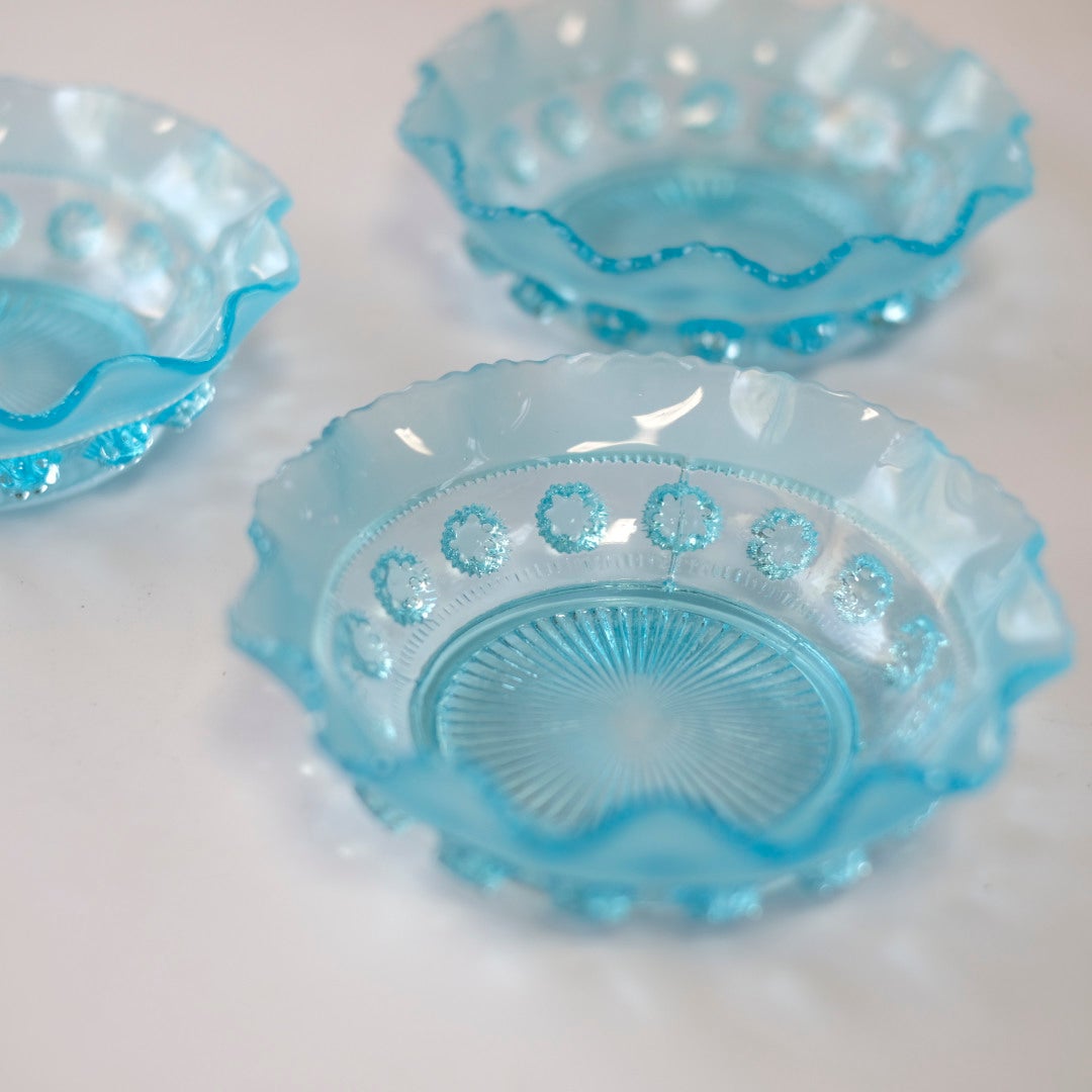 アンティーク アイスブルー プレスガラス デザートボウル 複数枚の斜め俯瞰 内側の文様と透明感のわかる写真