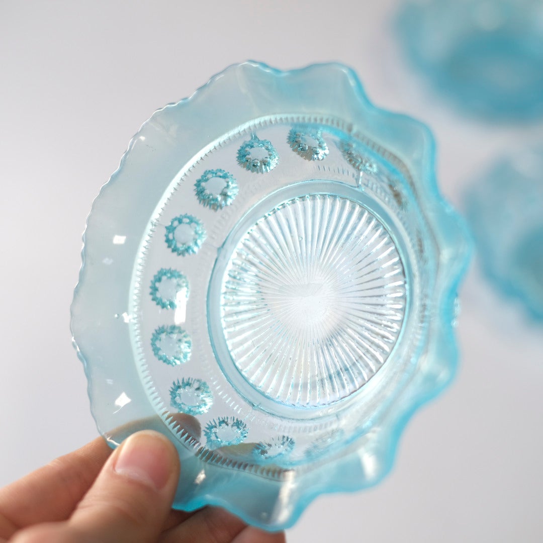 アンティーク アイスブルー プレスガラス デザートボウル 手持ちで正面から撮影したサイズ感と文様のクローズアップ