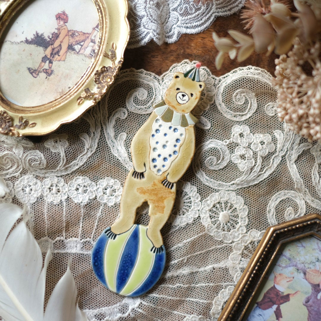 玉乗りくま壁掛けオブジェ Pottery Studio K 陶器製手作り