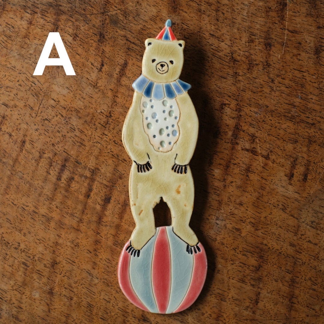 玉乗りくま壁掛けオブジェ Aデザイン 赤青ストライプボール 青い襟飾り Pottery Studio K