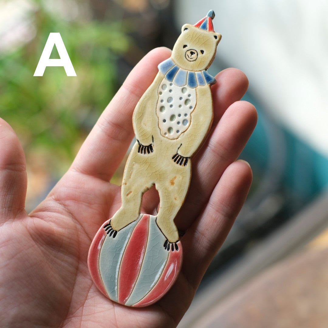 玉乗りくま壁掛けオブジェ Aデザイン 手に持ったサイズ感 幅4.8cm 高さ14.5cm