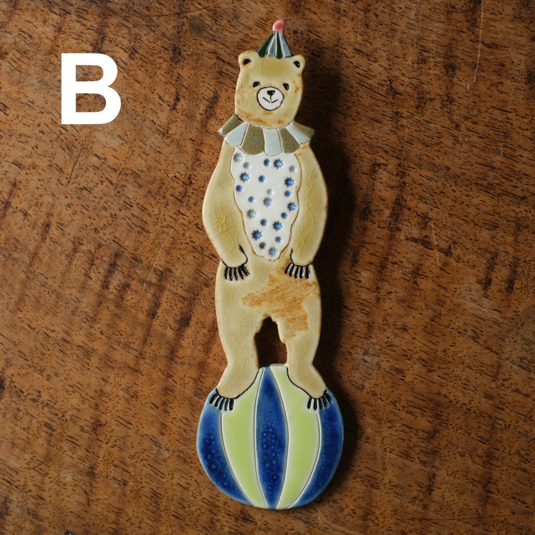 玉乗りくま壁掛けオブジェ Bデザイン 青緑グラデーションボール オリーブ色襟飾り Pottery Studio K