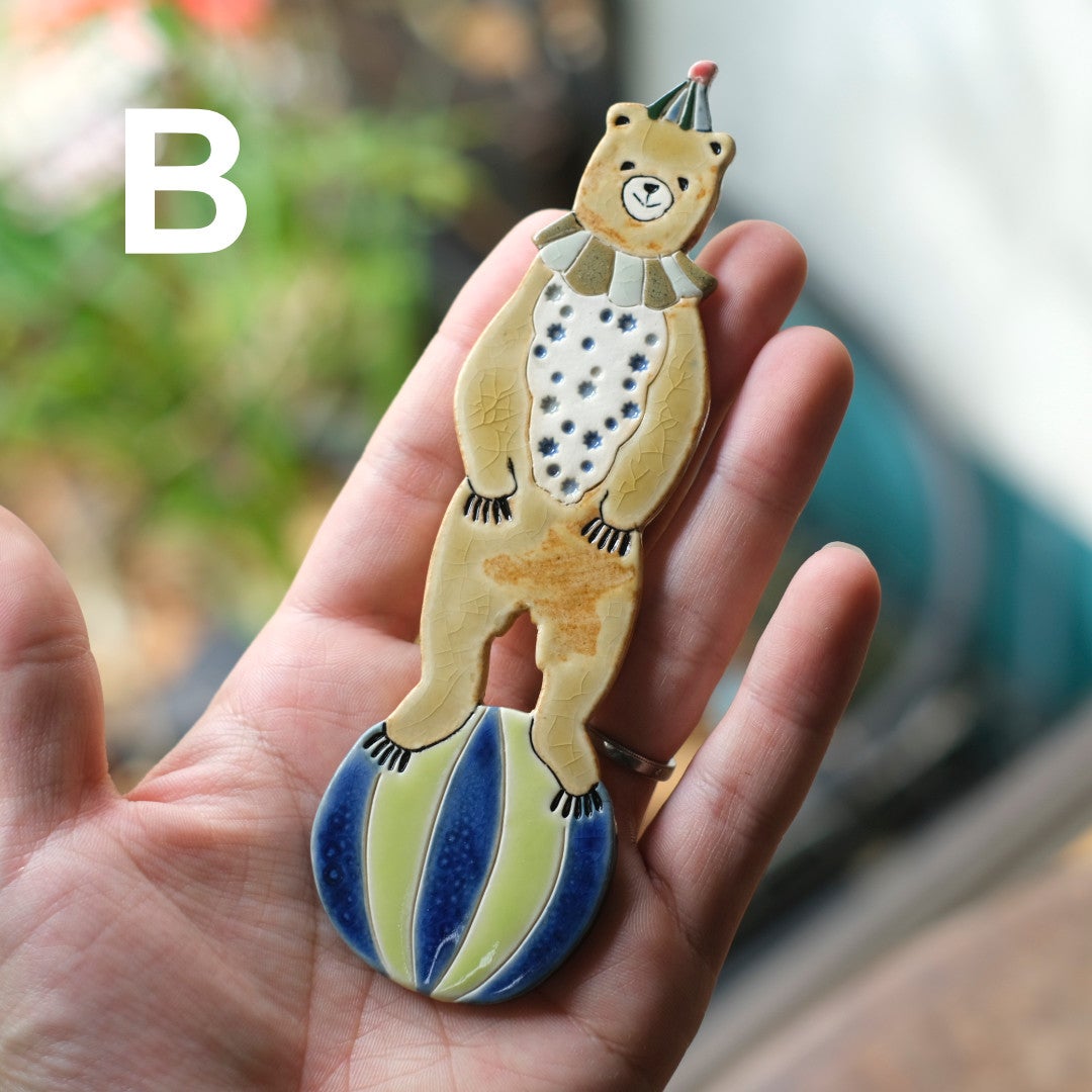 玉乗りくま壁掛けオブジェ Bデザイン 手に持ったサイズ感 陶器製ハンドメイド