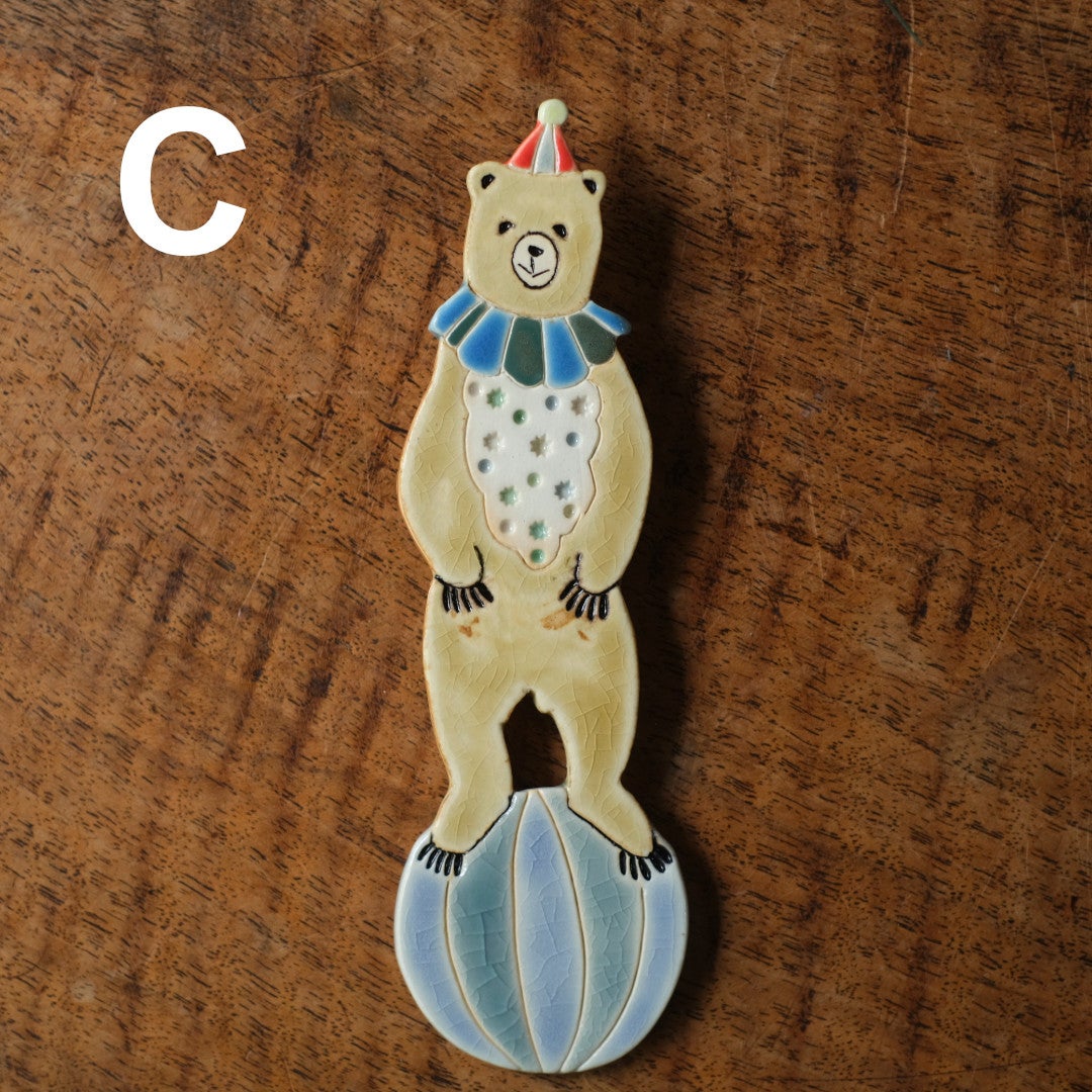 玉乗りくま壁掛けオブジェ Cデザイン 水色ストライプボール 青緑襟飾り Pottery Studio K