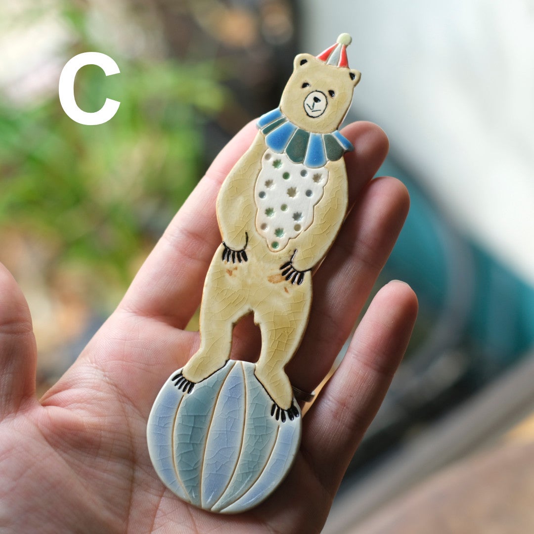 玉乗りくま壁掛けオブジェ Cデザイン 手に持ったサイズ感 Pottery Studio K