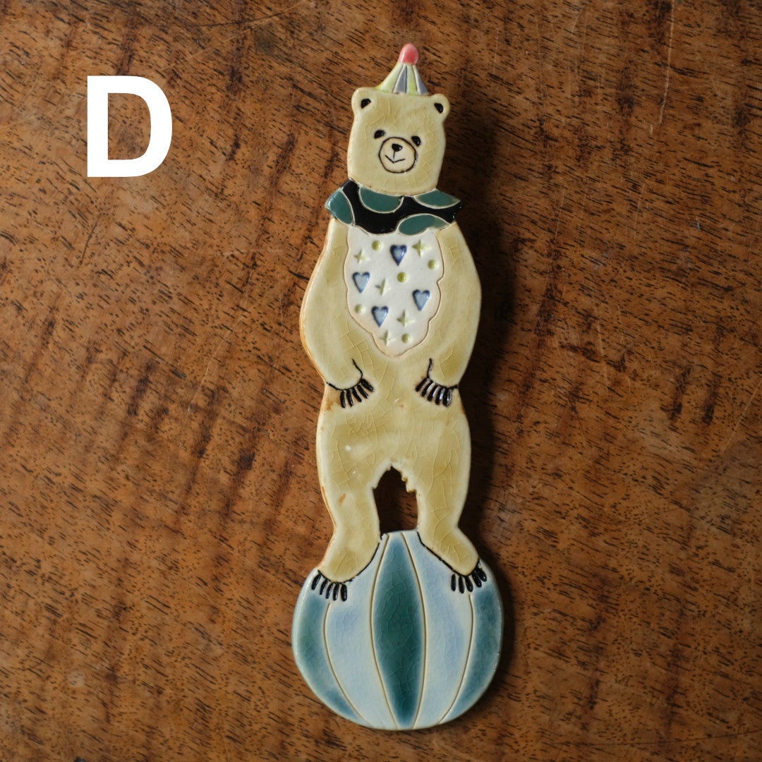 玉乗りくま壁掛けオブジェ Dデザイン 青緑ボール 黒緑襟飾りとハート模様 Pottery Studio K