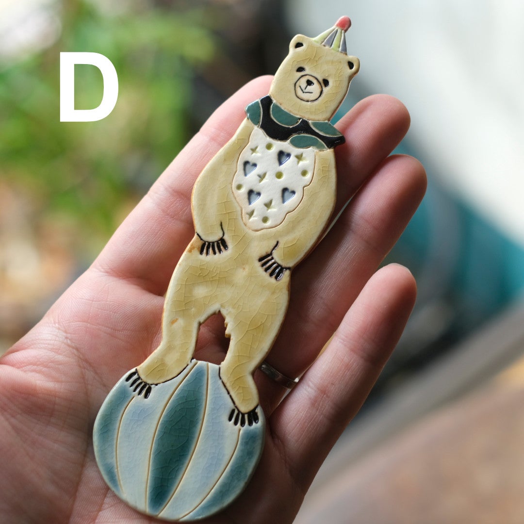 玉乗りくま壁掛けオブジェ Dデザイン 手に持ったサイズ感 陶器製壁掛け装飾