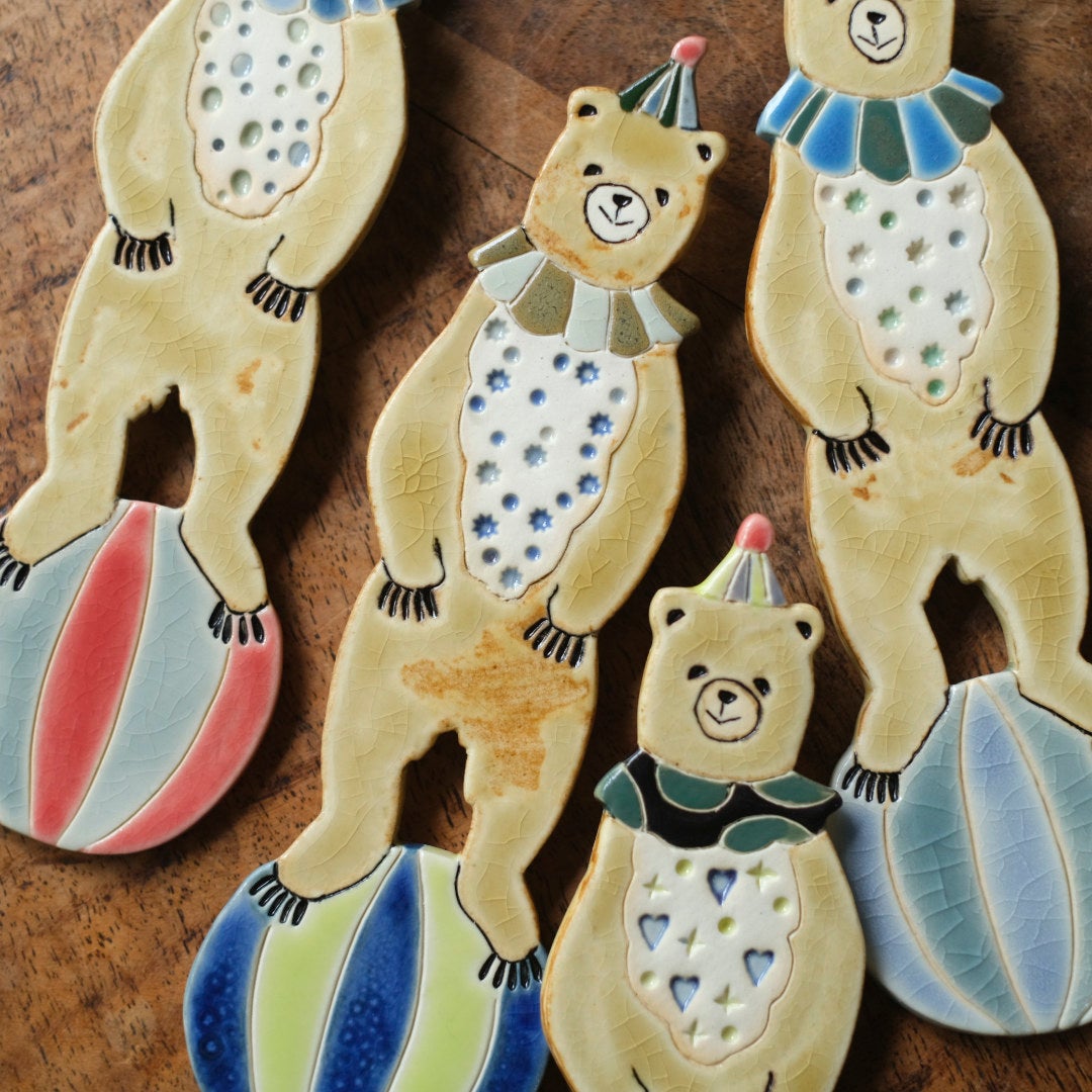 玉乗りくま壁掛けオブジェ 4種類詳細 手描き模様と色彩 Pottery Studio K 陶芸作品