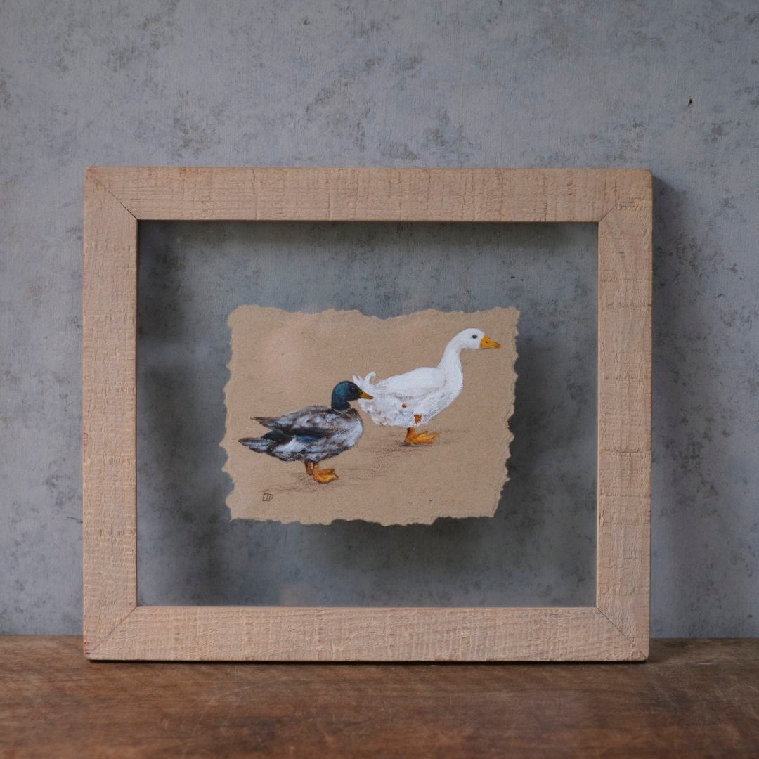 イギリス手描き鳥の絵 アヒルとカモ 手漉き紙・木製フレーム入り グレー背景に立てかけた正面全体像