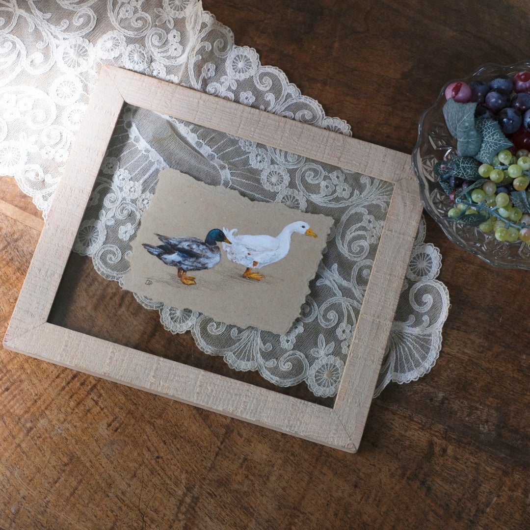 イギリス手描き鳥の絵 アヒルとカモ レースクロスとガラスコンポートを使ったテーブルスタイリング写真