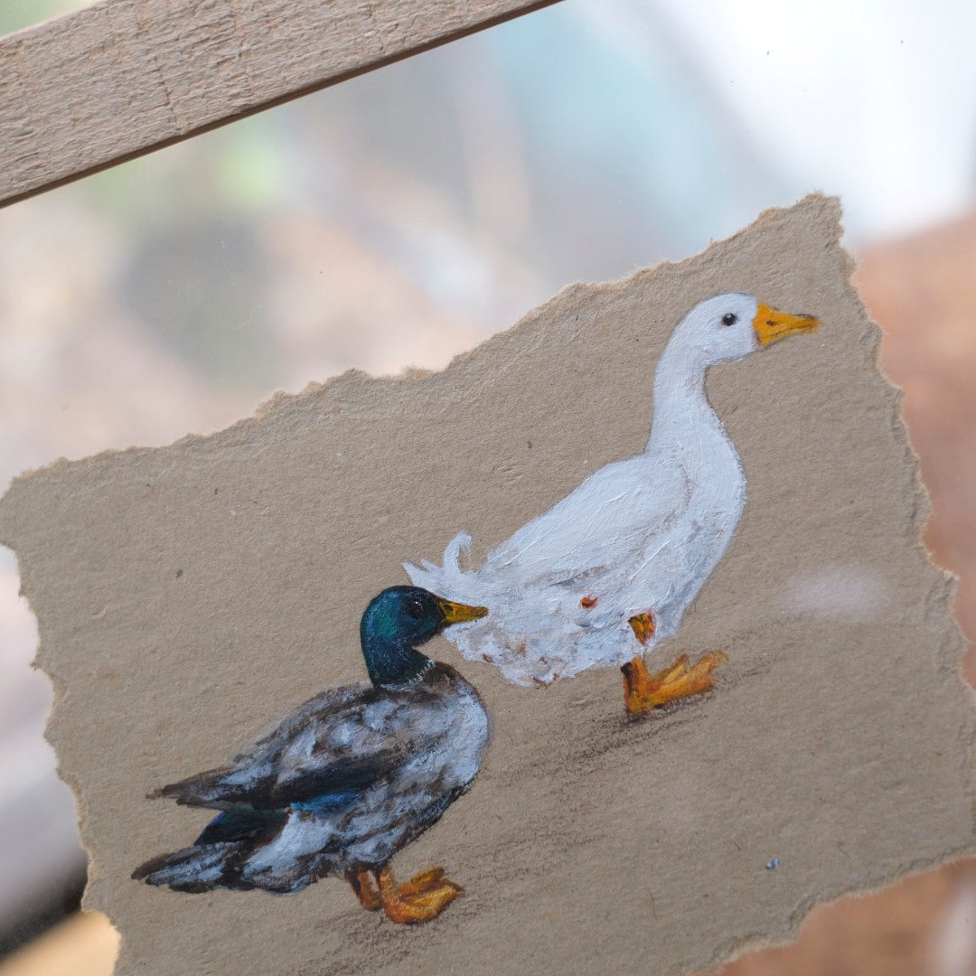イギリス手描き鳥の絵 アヒルとカモ 手漉き紙のクローズアップ 二羽の表情と筆跡のわかる写真