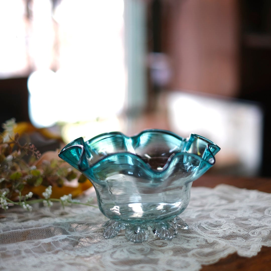 アンティーク ティールブルー フリルガラスボウル 脚付き レースクロスとドライフラワーを使ったスタイリング写真