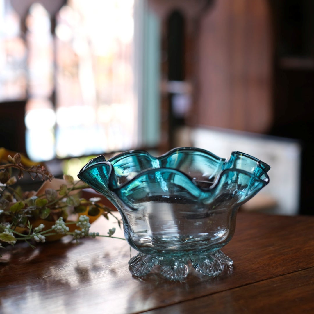 アンティーク ティールブルー フリルガラスボウル 脚付き ウッドテーブルとドライフラワーを背景にした斜め正面スタイリング写真