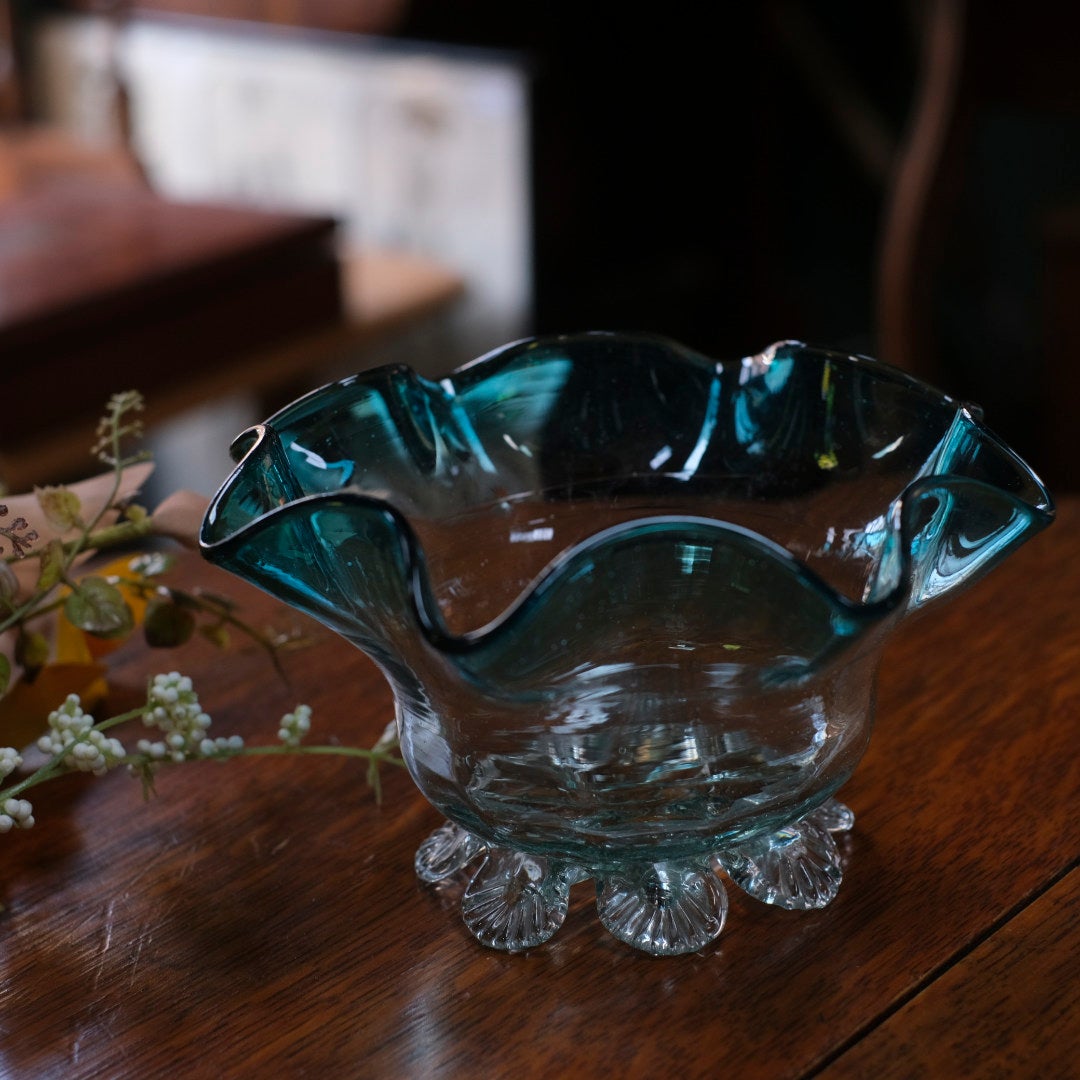 アンティーク ティールブルー フリルガラスボウル 脚付き 暗めの背景で透明感と色のグラデーションが際立つスタイリング写真