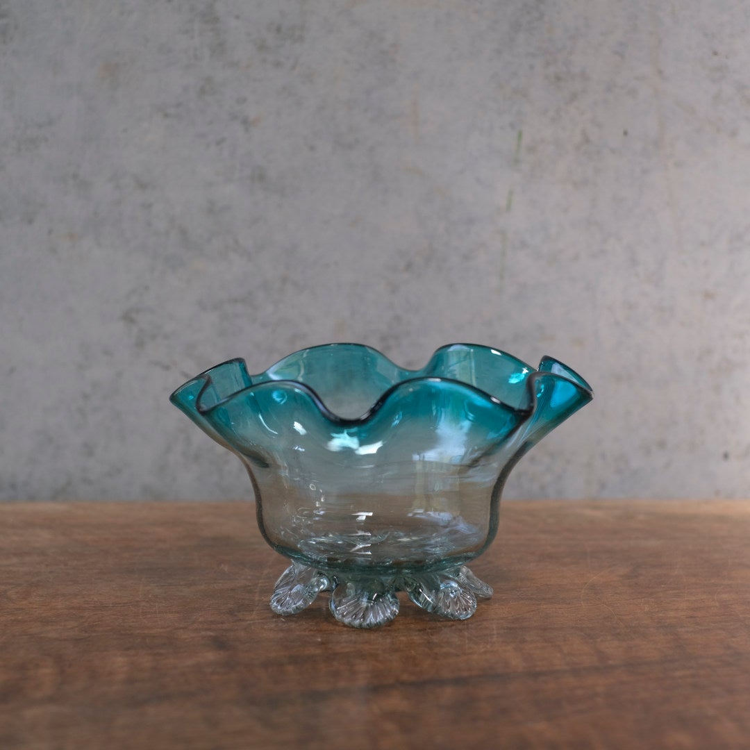 アンティーク ティールブルー フリルガラスボウル 脚付き グレー背景に置いた正面全体像