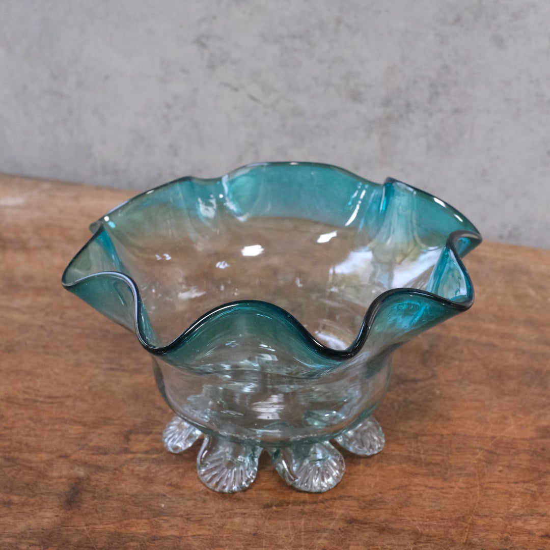 アンティーク ティールブルー フリルガラスボウル 脚付き グレー背景に置いた斜め正面 内側のグラデーションのわかる写真