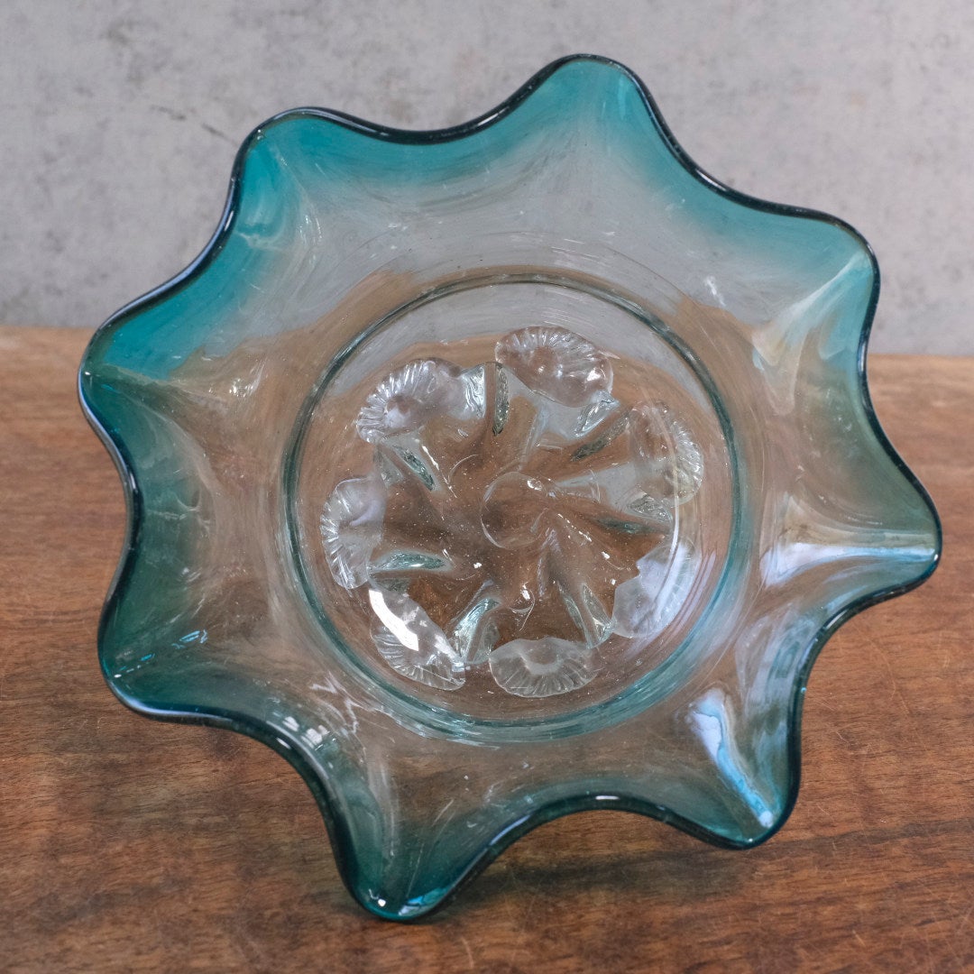 アンティーク ティールブルー フリルガラスボウル 真上からの俯瞰 フリルの縁と底面の花形文様のわかる写真