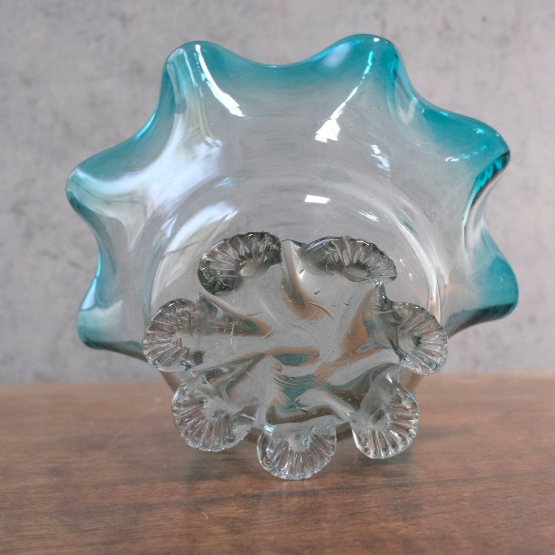 アンティーク ティールブルー フリルガラスボウル 斜め上からの俯瞰 花形脚と内側のグラデーションのクローズアップ