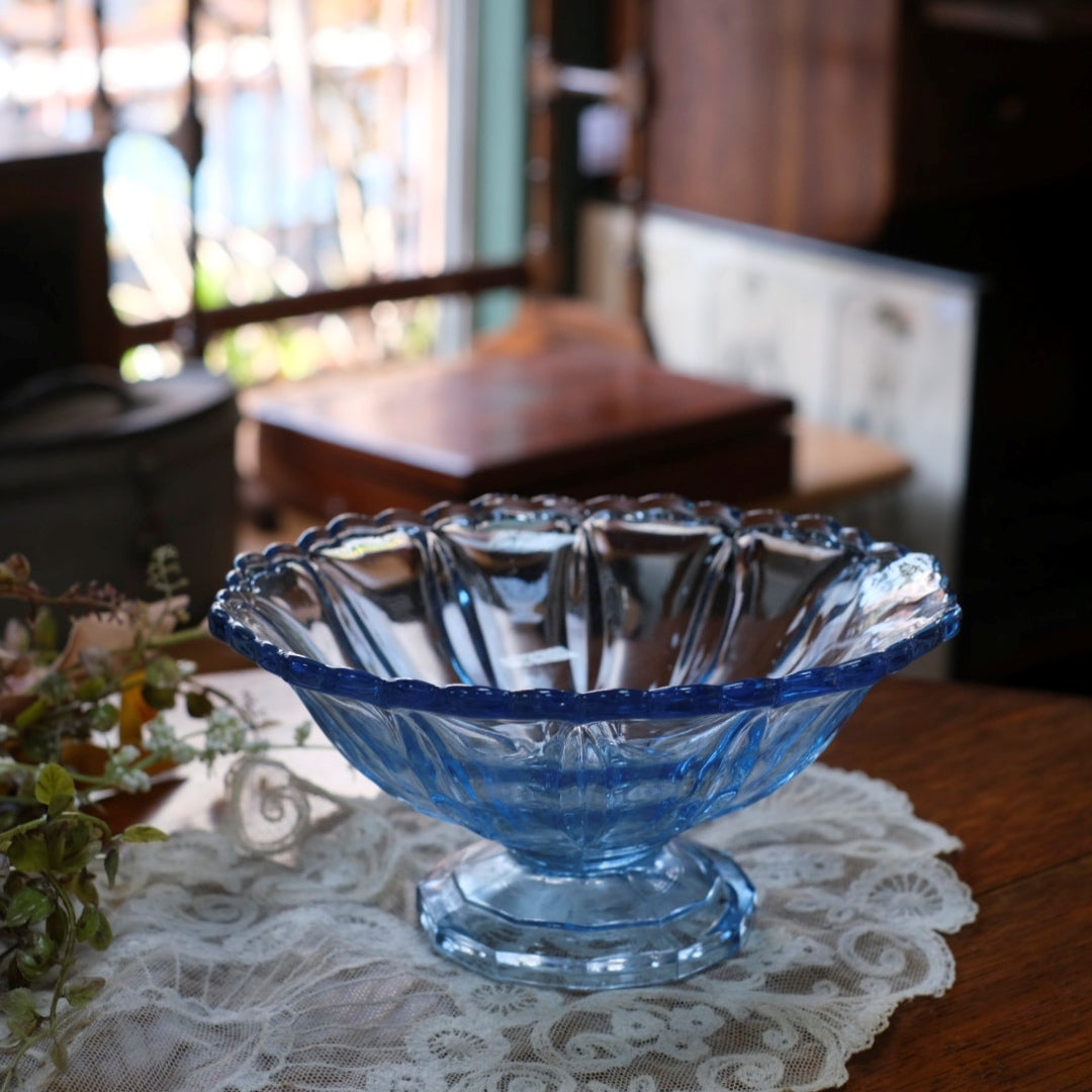 アンティーク ブルーガラス高台ボウル・正面斜め・レースドイリーの上に置かれた全体像