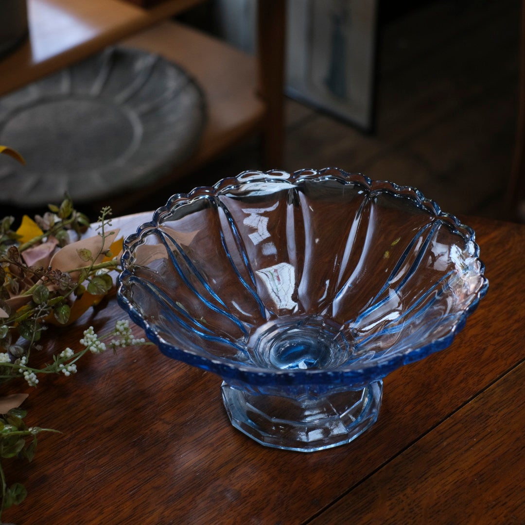 アンティーク ブルーガラス高台ボウル・真上から・放射状リブ模様と底部の多角形カットが見える俯瞰