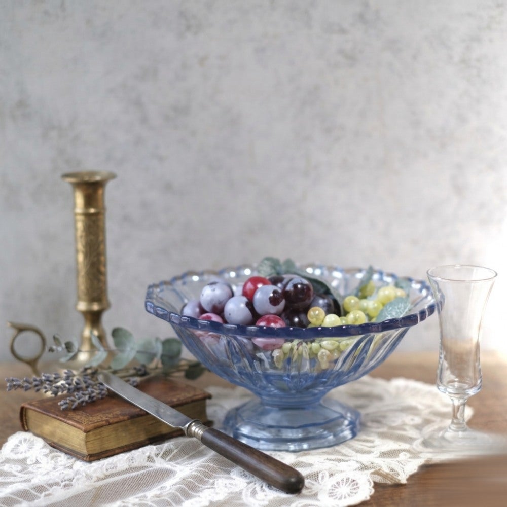 アンティーク ブルーガラス高台ボウル・スタイリング・フルーツを盛りつけてキャンドルスタンドと小物を添えたテーブルシーン