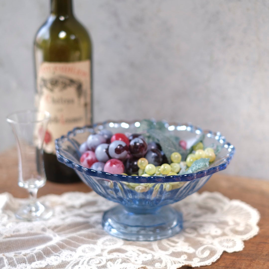 アンティーク ブルーガラス高台ボウル・スタイリング・フルーツを盛りつけてキャンドルスタンドと小物を添えたテーブルシーン