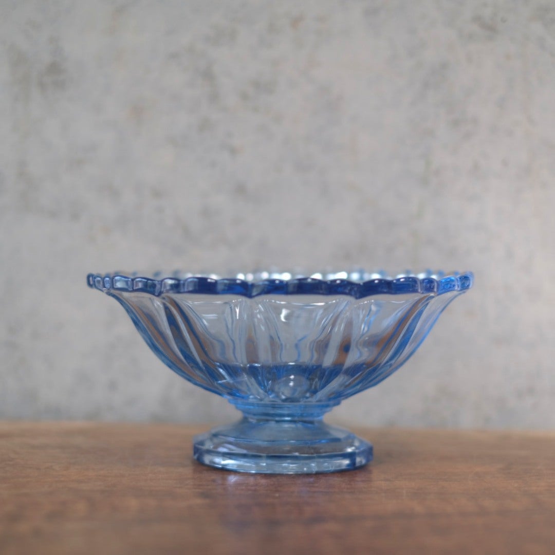 アンティーク ブルーガラス高台ボウル・真正面・スキャロップ縁とリブ模様の側面全体像