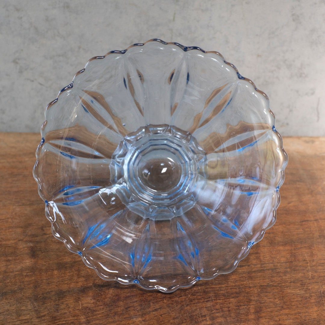 アンティーク ブルーガラス高台ボウル・底面から・放射状リブと多角形カット台座の裏側ディテール