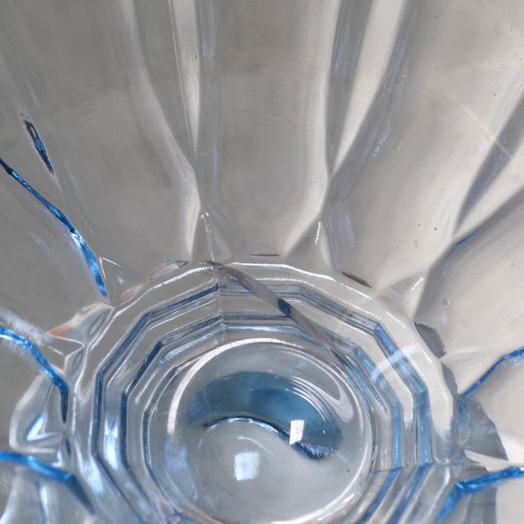 アンティーク ブルーガラス高台ボウル・内側クローズアップ・多角形カットの台座接合部ディテール