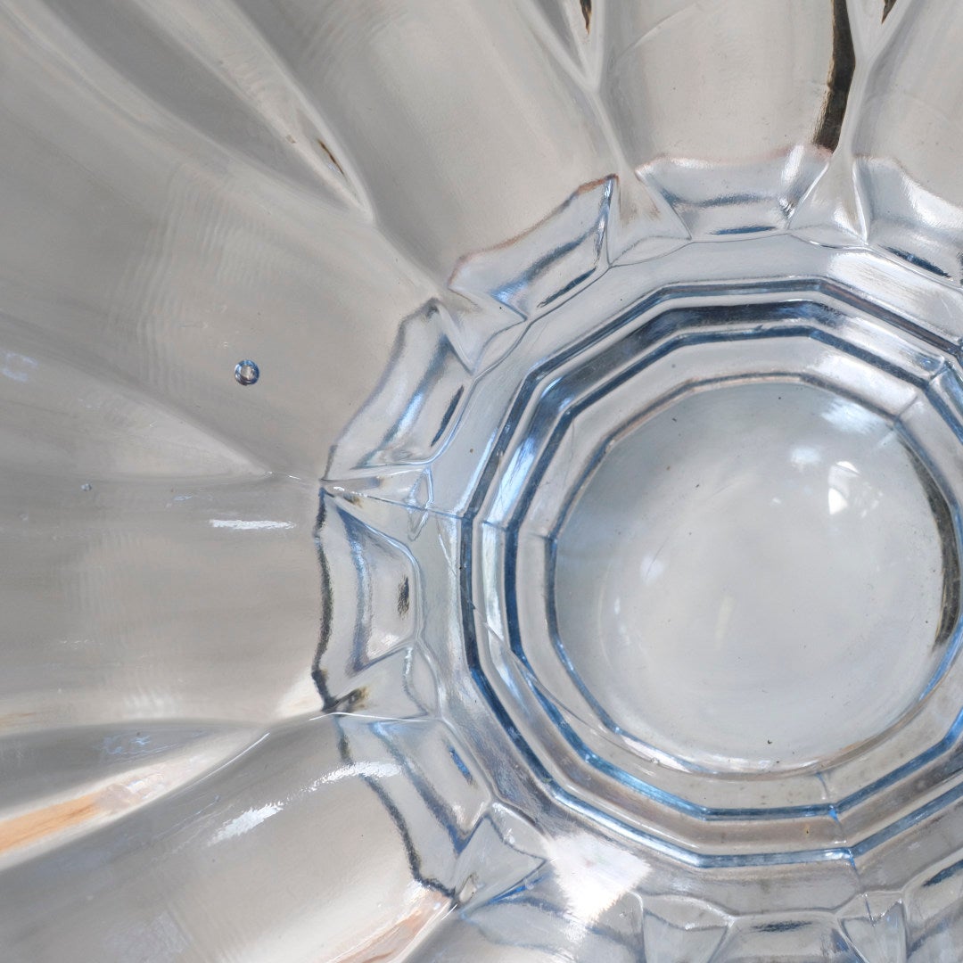 アンティーク ブルーガラス高台ボウル・内側クローズアップ・多角形カット台座の内部構造ディテール