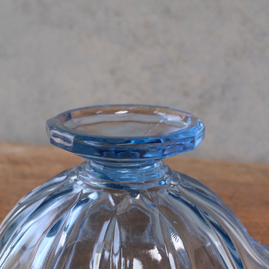 アンティーク ブルーガラス高台ボウル・台座クローズアップ・多角形カットが施された高台部分のディテール