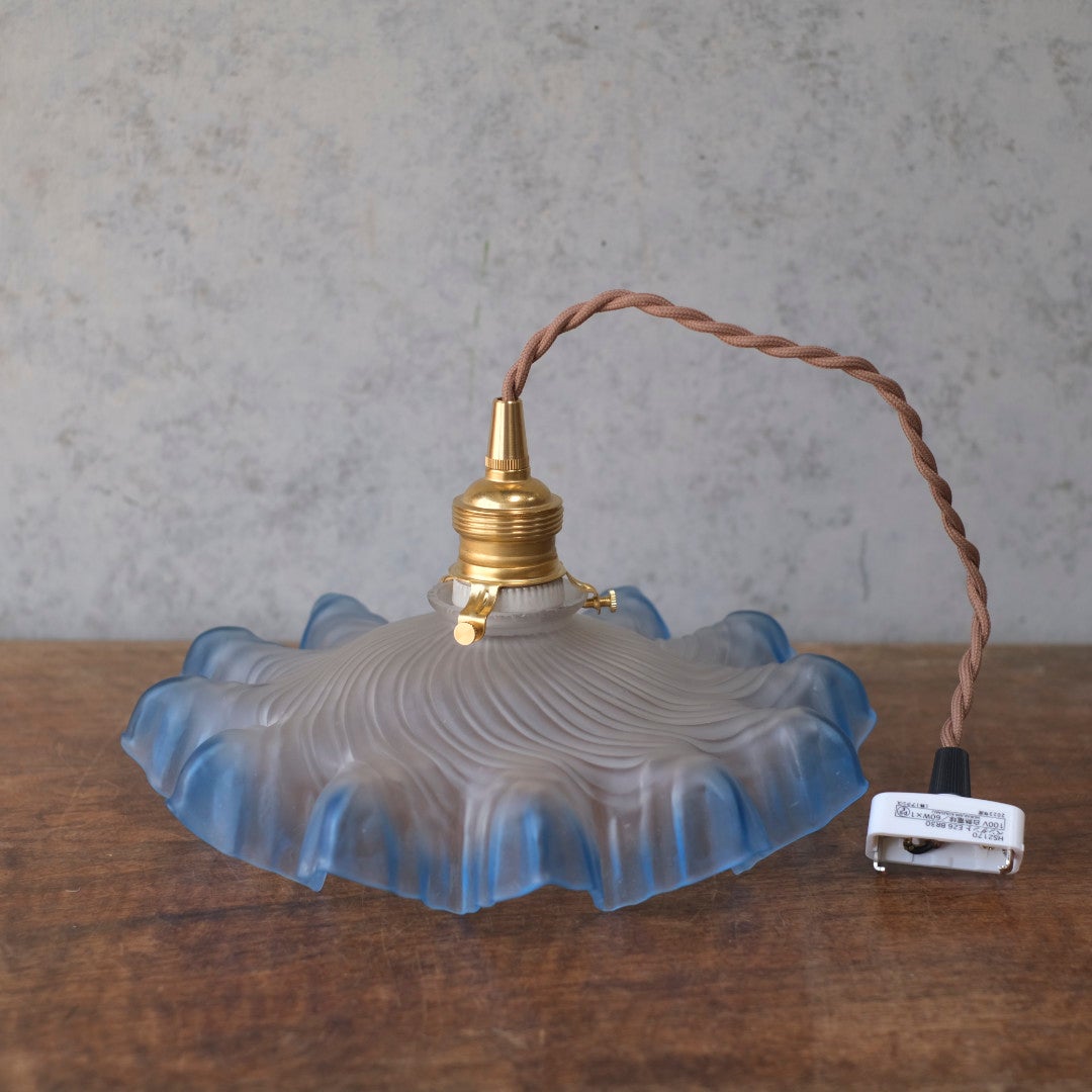 オパールガラス フリルランプシェード ペンダントライト ブルーエッジ フランス