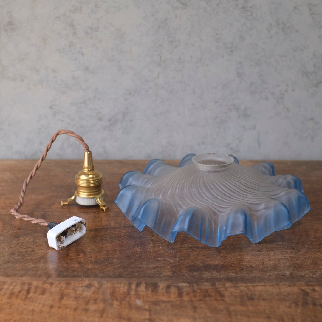 オパールガラス フリルランプシェード ペンダントライト ブルーエッジ フランス