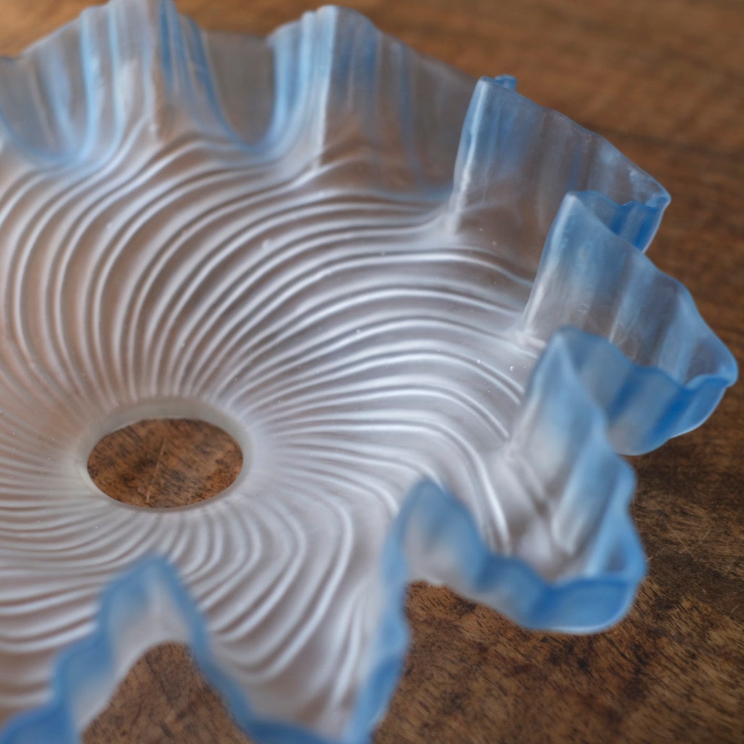 オパールガラス フリルランプシェード ペンダントライト ブルーエッジ フランス